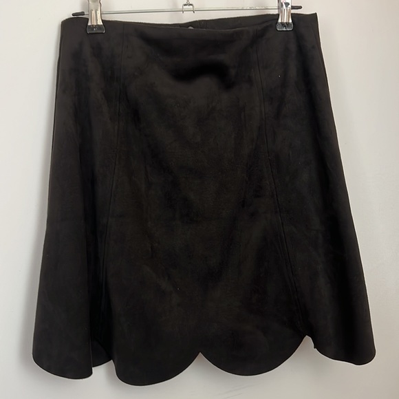 Clearance‼️ H&M Black Velvet Mini Skirt Size 2 with pockets - Picture 2 of 4